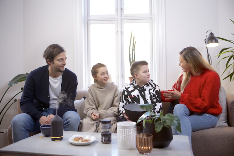 Una familia en casa disfrutando la radio y la página de A Dios Sea Toda La Gloria